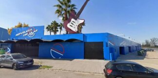 Fachada de la Sala Repvblicca en Mislata con guitarra gigante
