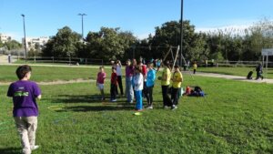 Niños participando en actividades al aire libre durante la Semana de la Infancia.