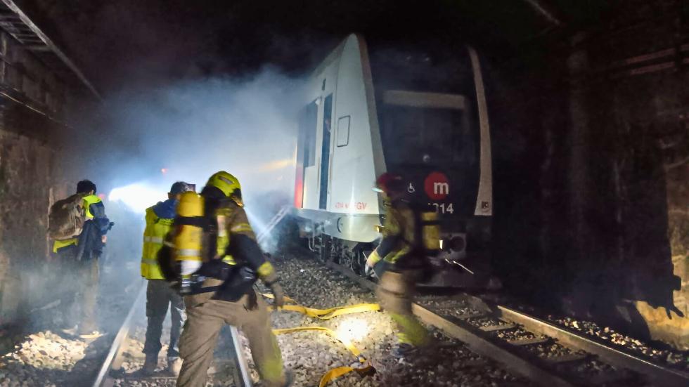 Simulacro de incendio en el metro de Valencia con bomberos y tren