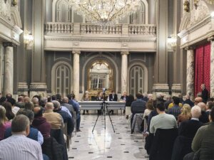 El salón de cristal del Ayuntamiento de Valencia ha acogido este jueves el sorteo de las bandas que participarán en el Certamen Internacional de Bandas de Música Ciudad de Valencia 2026