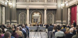 El salón de cristal del Ayuntamiento de Valencia ha acogido este jueves el sorteo de las bandas que participarán en el Certamen Internacional de Bandas de Música Ciudad de Valencia 2026