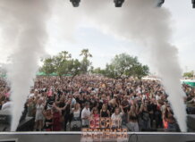 Llega 'Tardeo Remember' a Torrent, una jornada festiva que une la Navidad y la música de los 90 el día 20 de diciembre Multitud disfrutando del evento Tardeo Remember en Torrent