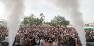 Multitud disfrutando del evento Tardeo Remember en Torrent