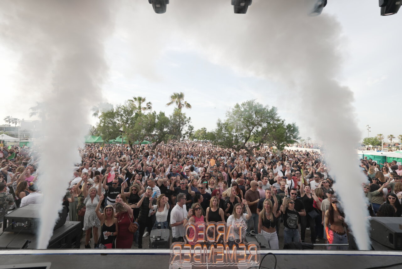 Multitud disfrutando del evento Tardeo Remember en Torrent