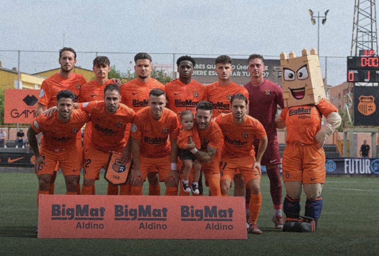 Equipo del Torrent CF posando con su mascota y un niño