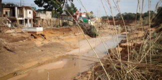 Barranco afectado por inundaciones en Torrent con casas dañadas