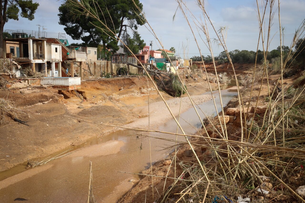 Barranco afectado por inundaciones en Torrent con casas dañadas