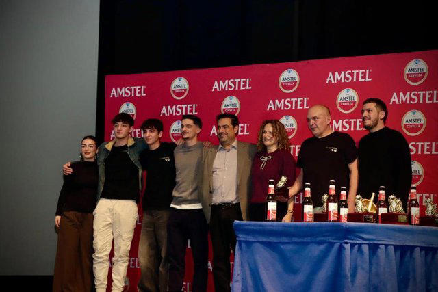 Grupo de personas en la gala de los premios Cacau d'Or en Torrent