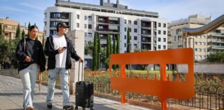 Tres figuras en la Plaza de la Unió Musical conmemoran la solidaridad tras la DANA.