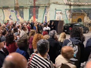Multitud observando una representación teatral en Torrent