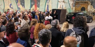 Multitud observando una representación teatral en Torrent