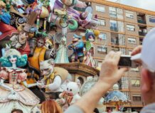 Monumento fallero en València durante las Fallas con personas observando.