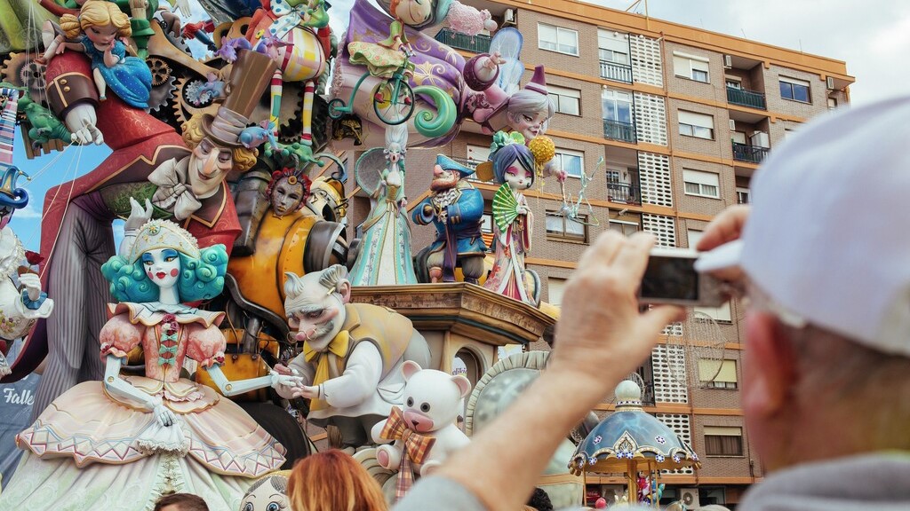 Monumento fallero en València durante las Fallas con personas observando.