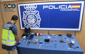Mesa con herramientas confiscadas por la policía en una investigación de robos.