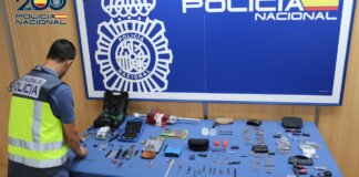 Mesa con herramientas confiscadas por la policía en una investigación de robos.