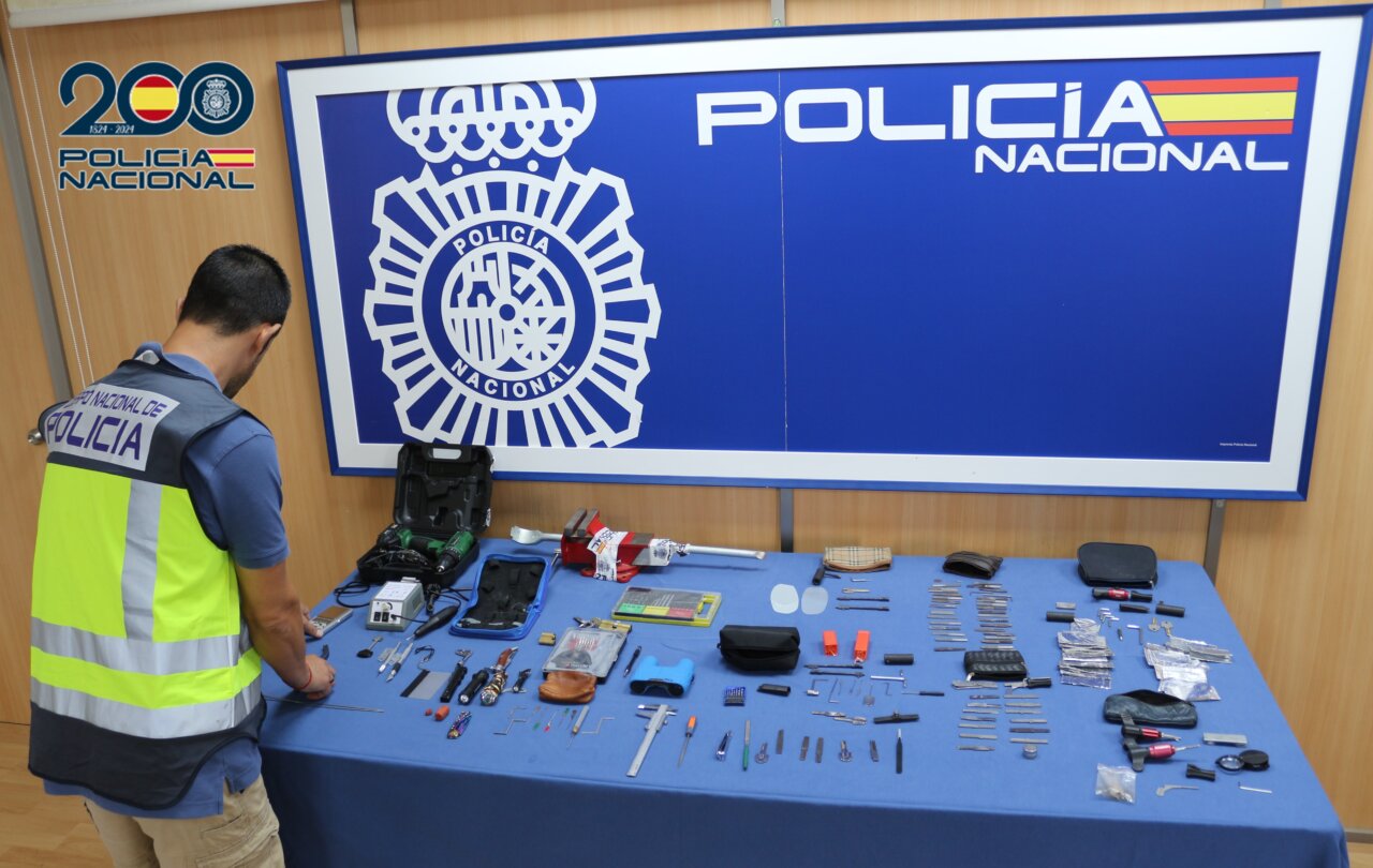 Mesa con herramientas confiscadas por la policía en una investigación de robos.