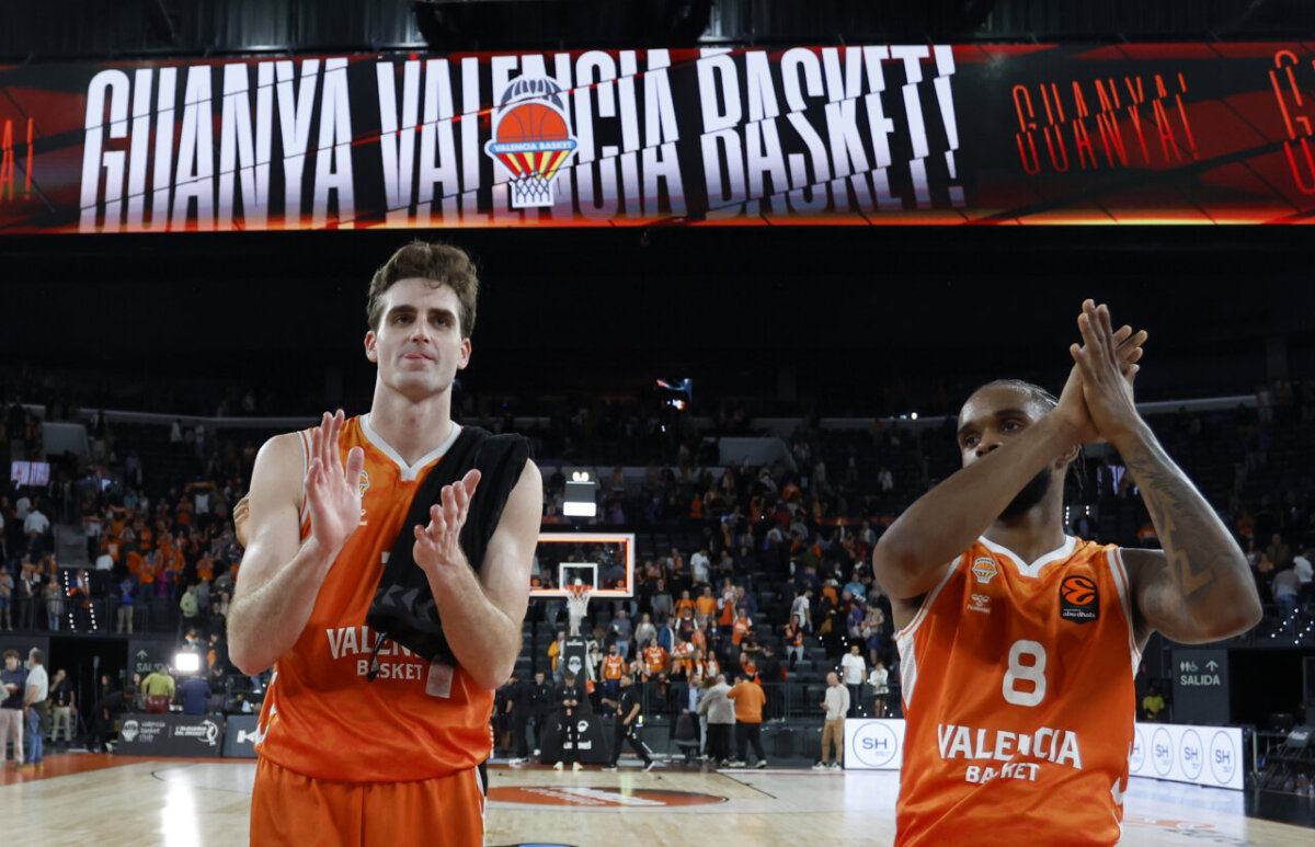 Jugadores de Valencia Basket celebrando una victoria en el Roig Arena.