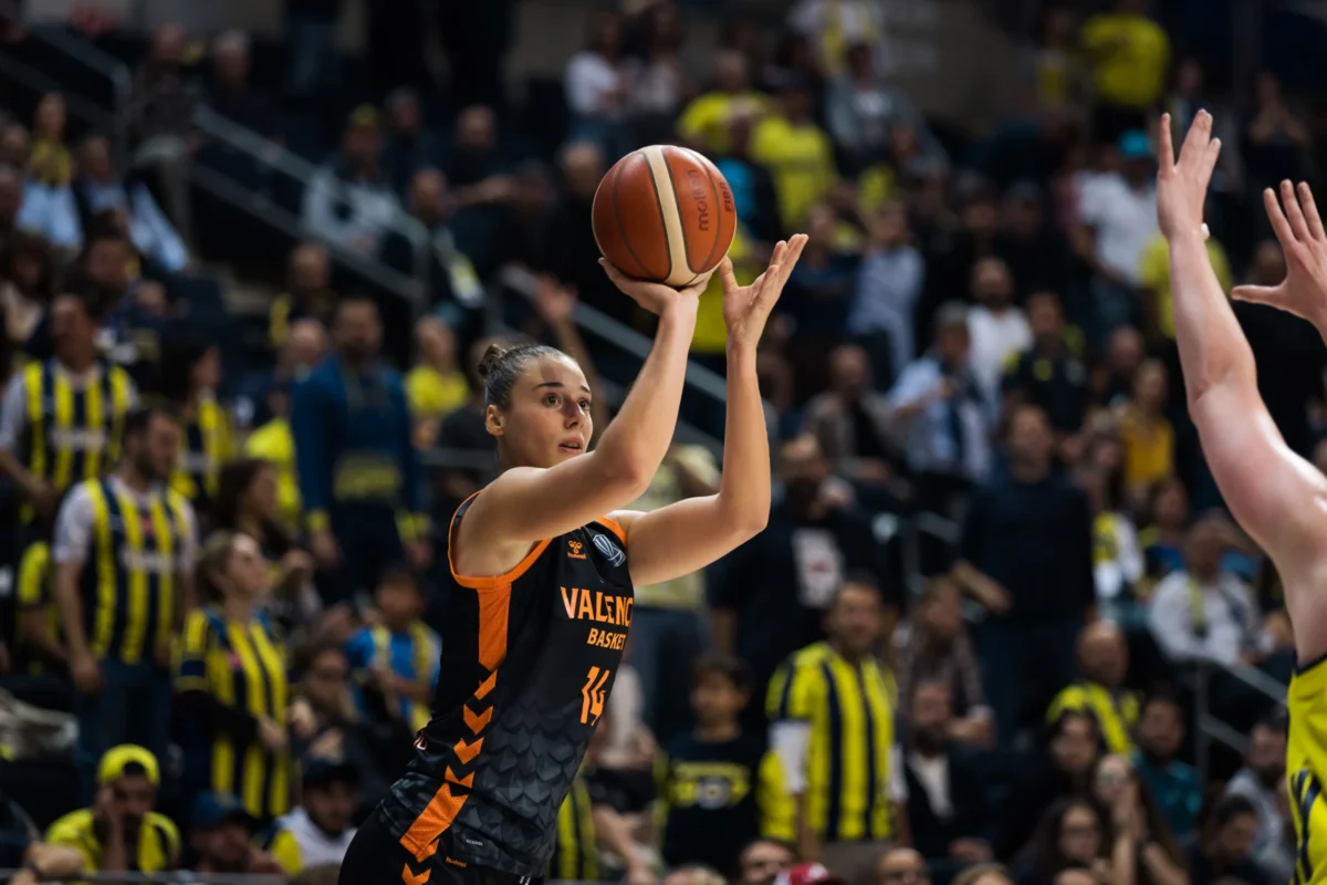 Jugadora del Valencia Basket lanzando a canasta durante un partido