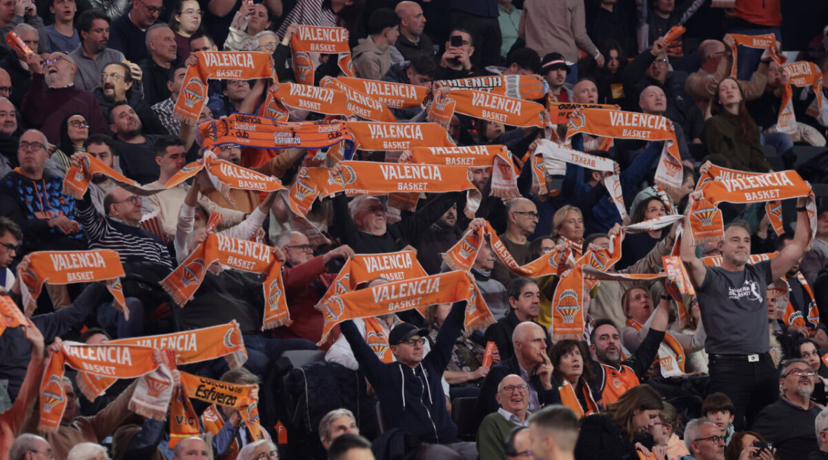 Aficionados de Valencia Basket animando con bufandas en el Roig Arena