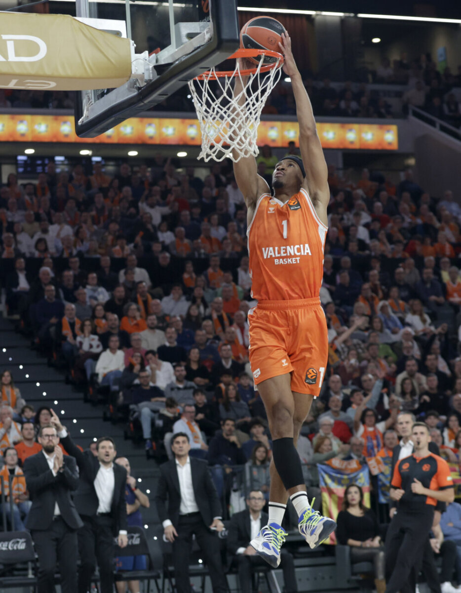 Jugador de Valencia Basket realizando un mate en el Roig Arena