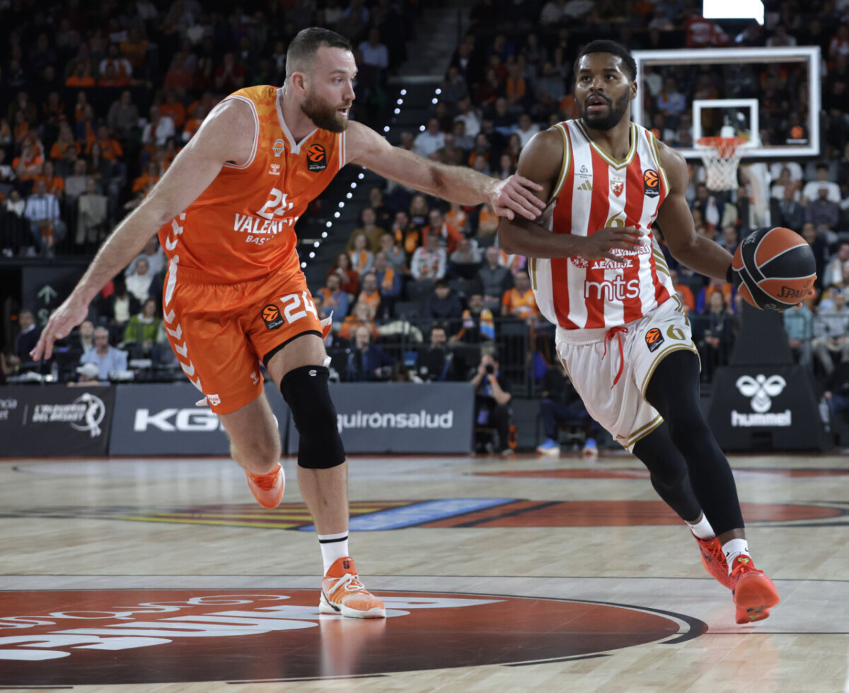 Jugadores de Valencia Basket y Estrella Roja compiten en un partido de baloncesto.