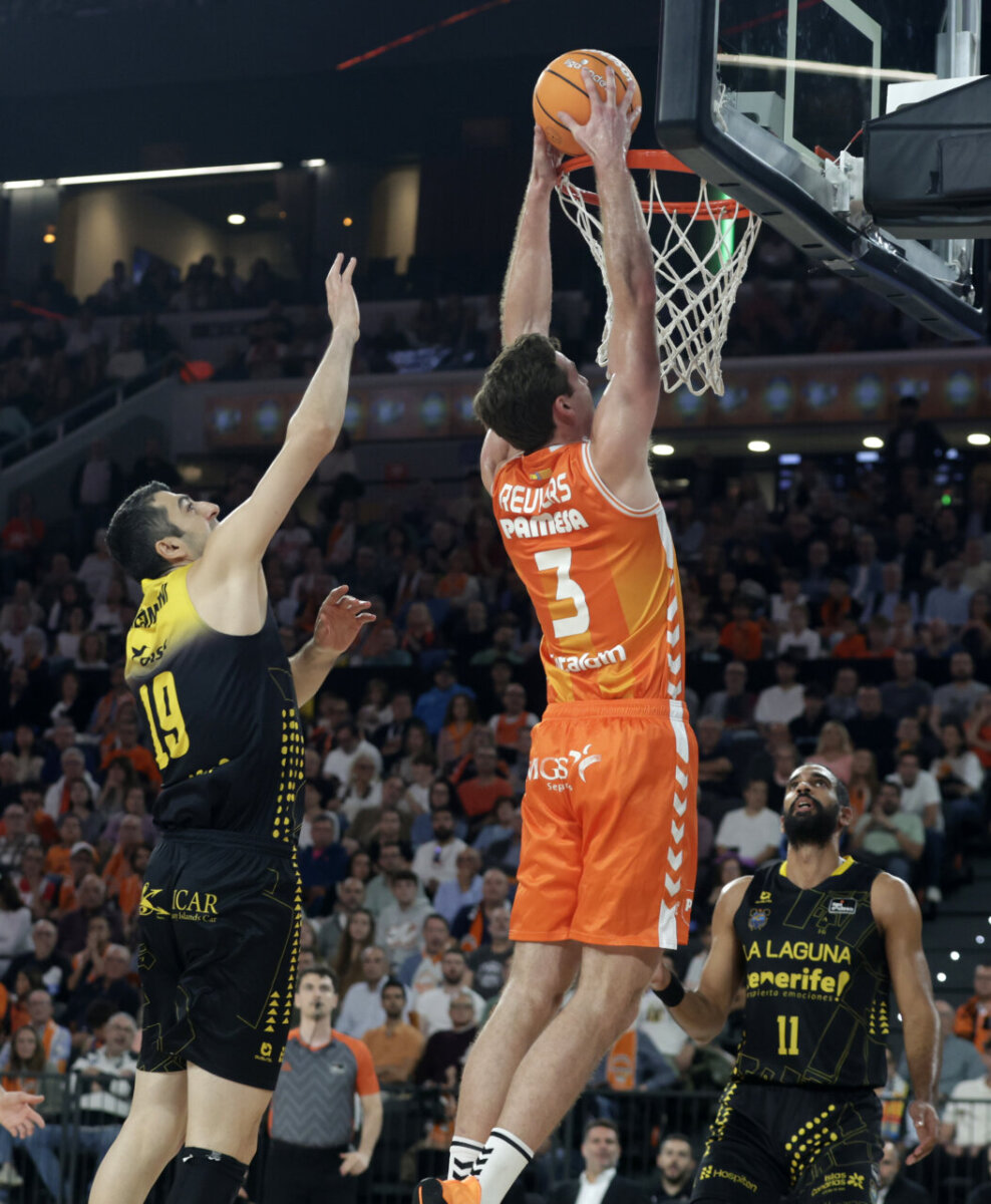 Jugador de Valencia Basket realizando un mate durante el partido contra La Laguna Tenerife.