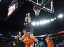 Valencia basket se reafirma en el liderato con un espectacular triunfo ante Girona Jugadores de Valencia Basket y Girona en un emocionante partido de baloncesto.