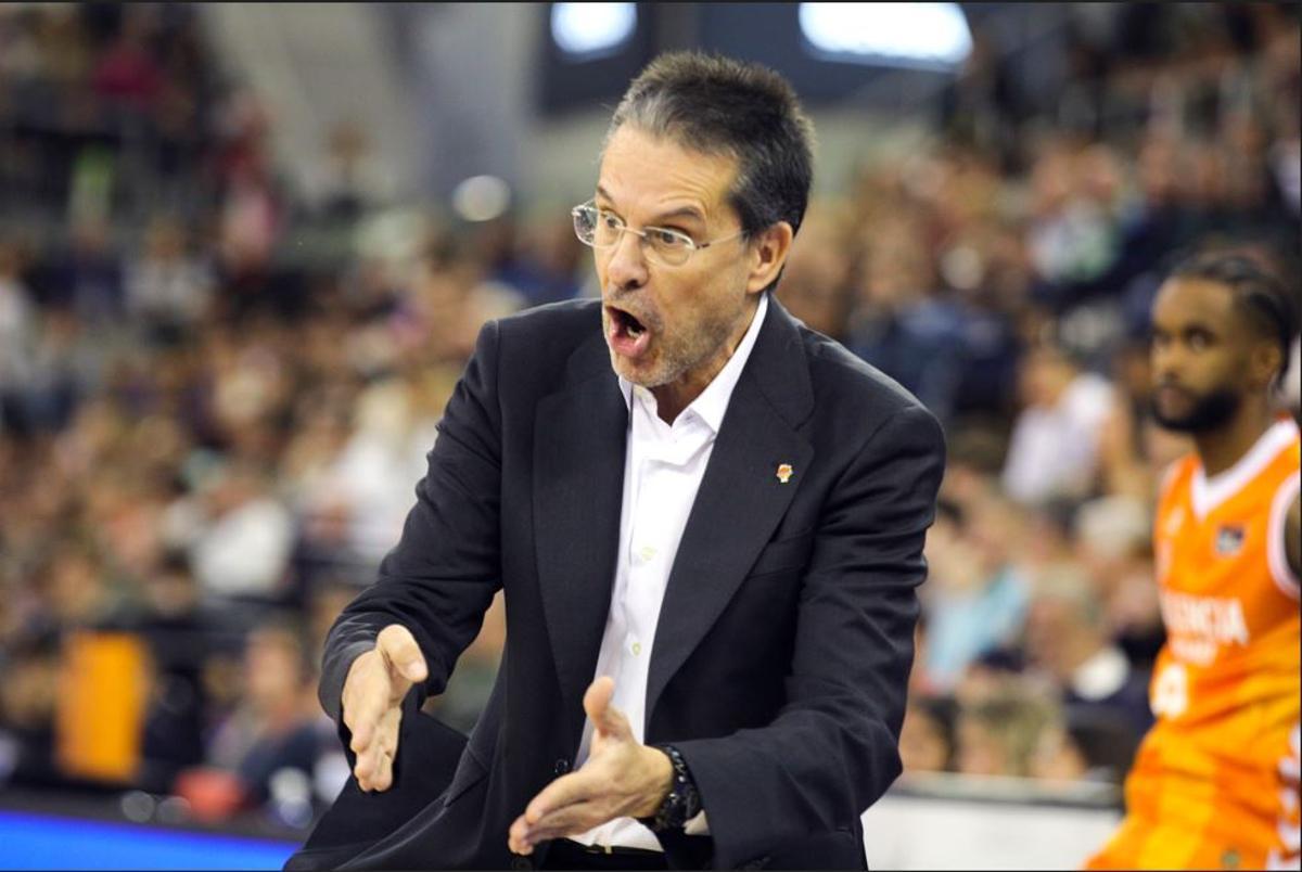Entrenador de Valencia Basket durante un partido en París.