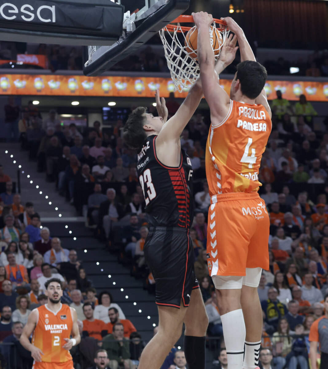 Jugador de Valencia Basket anotando en el partido contra Bàsquet Girona