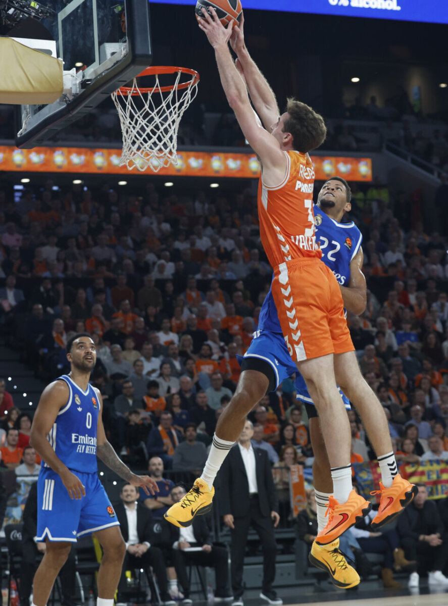 Jugador de Valencia Basket realizando un mate en el Roig Arena