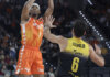 Jugador de Valencia Basket lanzando a canasta durante el partido contra Tenerife.