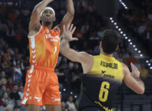 Jugador de Valencia Basket lanzando a canasta durante el partido contra Tenerife.