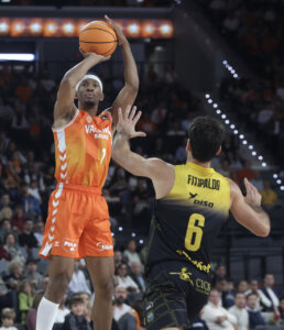Jugador de Valencia Basket lanzando a canasta durante el partido contra Tenerife.