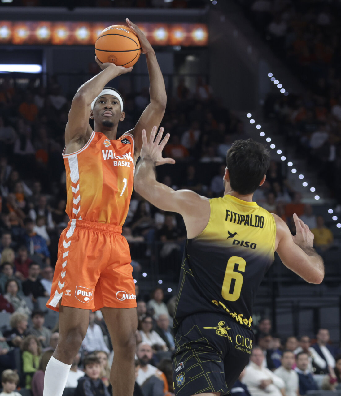 Jugador de Valencia Basket lanzando a canasta durante el partido contra Tenerife.