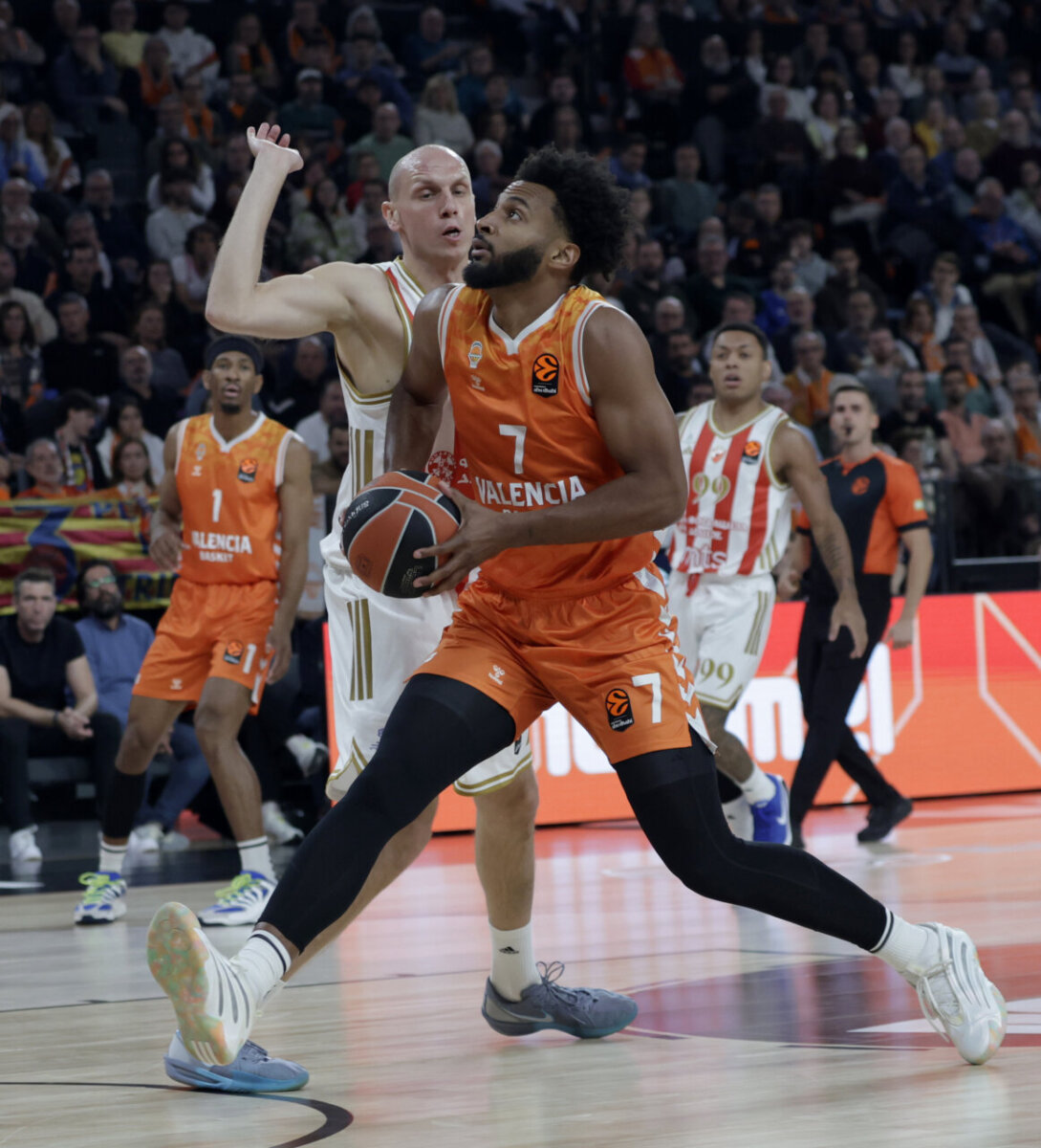 Jugador de Valencia Basket en acción durante un partido emocionante.