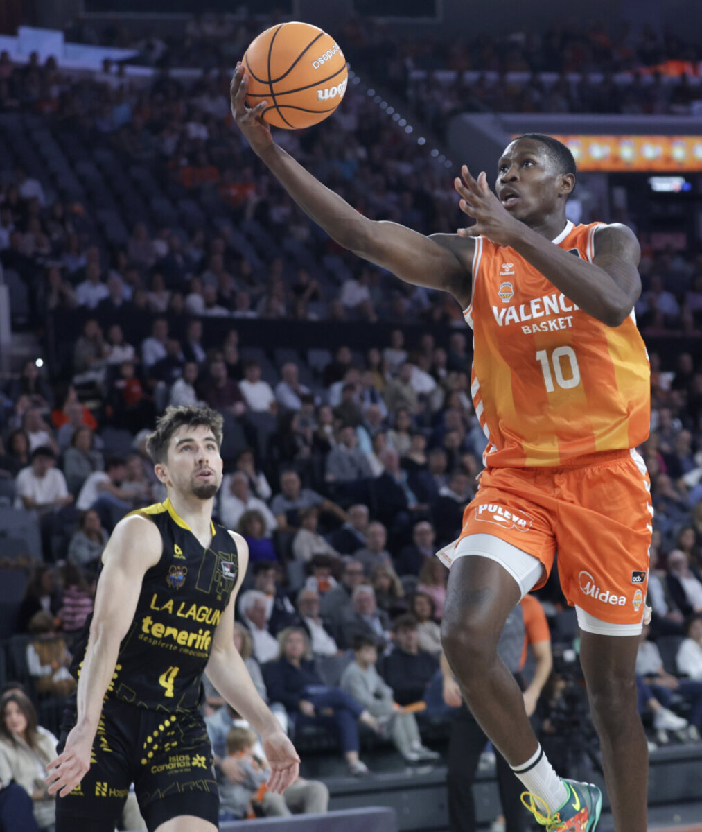 Jugador de Valencia Basket lanzando el balón durante el partido contra La Laguna Tenerife.