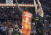 Jugador de Valencia Basket realizando un tiro en un partido contra La Laguna Tenerife.