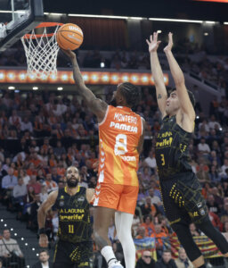 Jugador de Valencia Basket realizando un tiro en un partido contra La Laguna Tenerife.