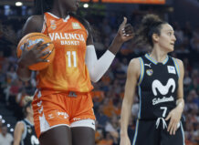 Cien partidos de compromiso taronja: Awa Fam hace historia en el Valencia Basket Jugadora de Valencia Basket con balón durante el partido contra Movistar Estudiantes