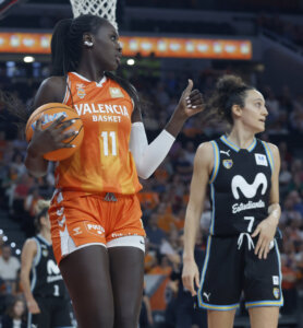 Jugadora de Valencia Basket con balón durante el partido contra Movistar Estudiantes