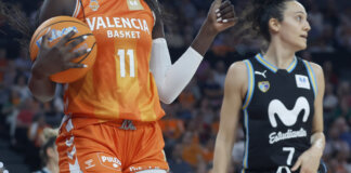 Jugadora de Valencia Basket con balón durante el partido contra Movistar Estudiantes