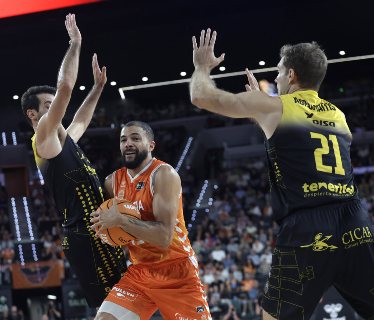 Jugador de Valencia Basket en acción durante un partido contra Tenerife.