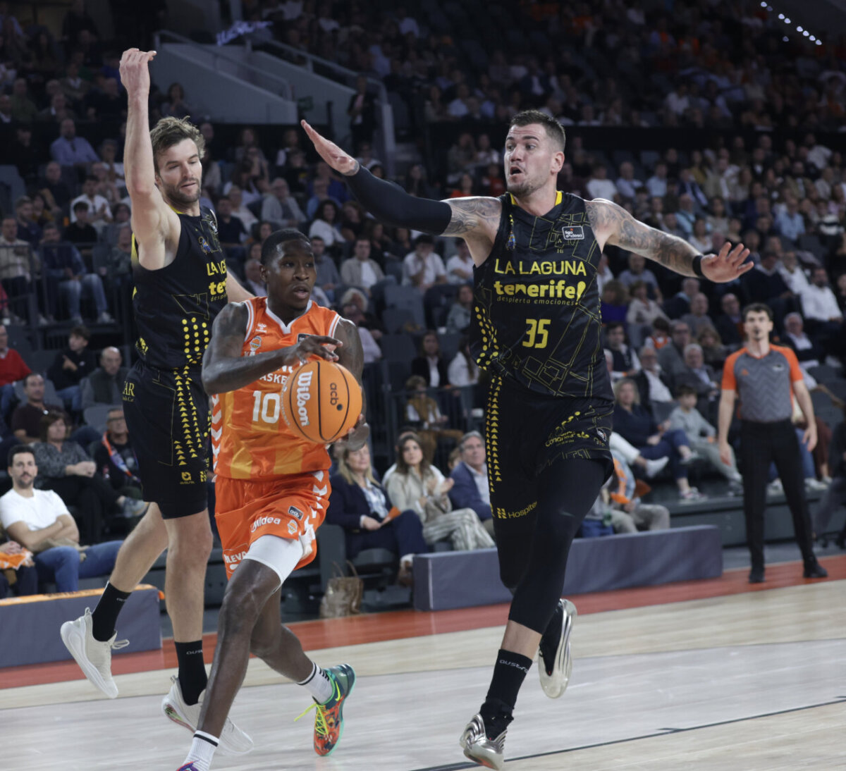 Jugadores de Valencia Basket y La Laguna Tenerife en acción durante un partido.