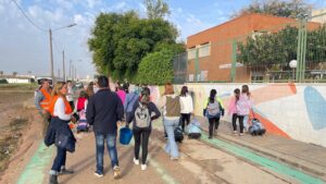Grupo de alumnos y adultos caminando hacia el CEIP Castellar en València