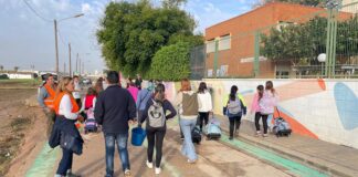 Grupo de alumnos y adultos caminando hacia el CEIP Castellar en València