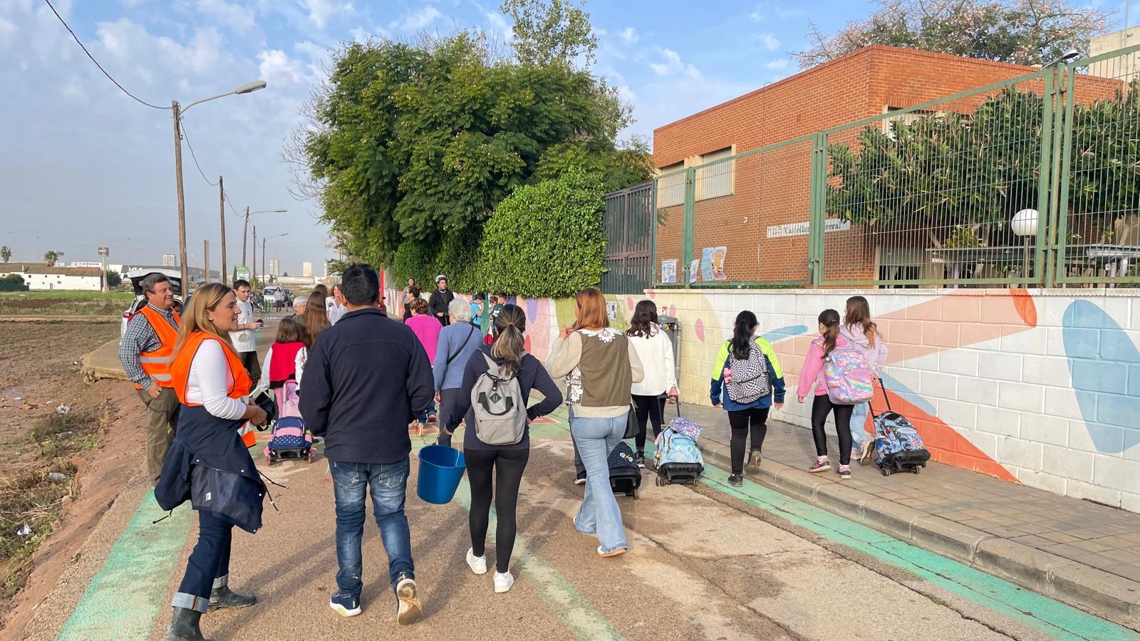 Grupo de alumnos y adultos caminando hacia el CEIP Castellar en València