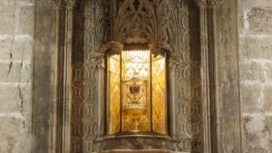 Vista del Santo Cáliz en su vitrina iluminada en València