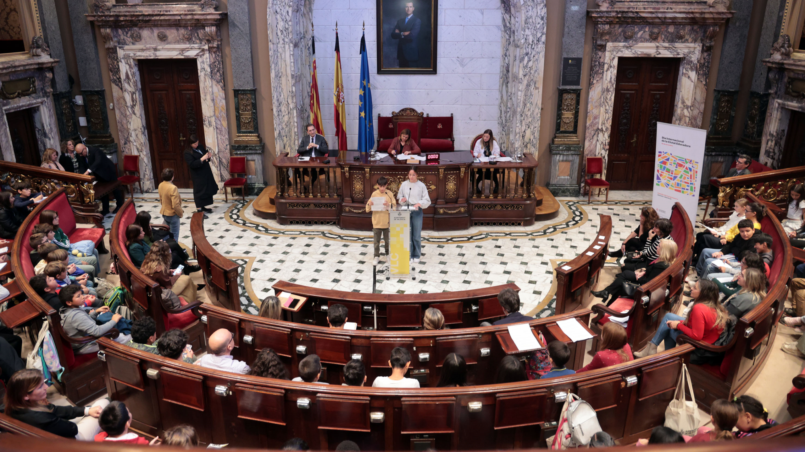 Niños participando en un evento educativo en València