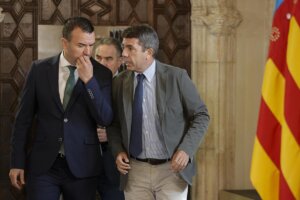 Vicent Mompó conversando con otros miembros del PP valenciano.