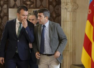 Vicent Mompó conversando con otros miembros del PP valenciano.